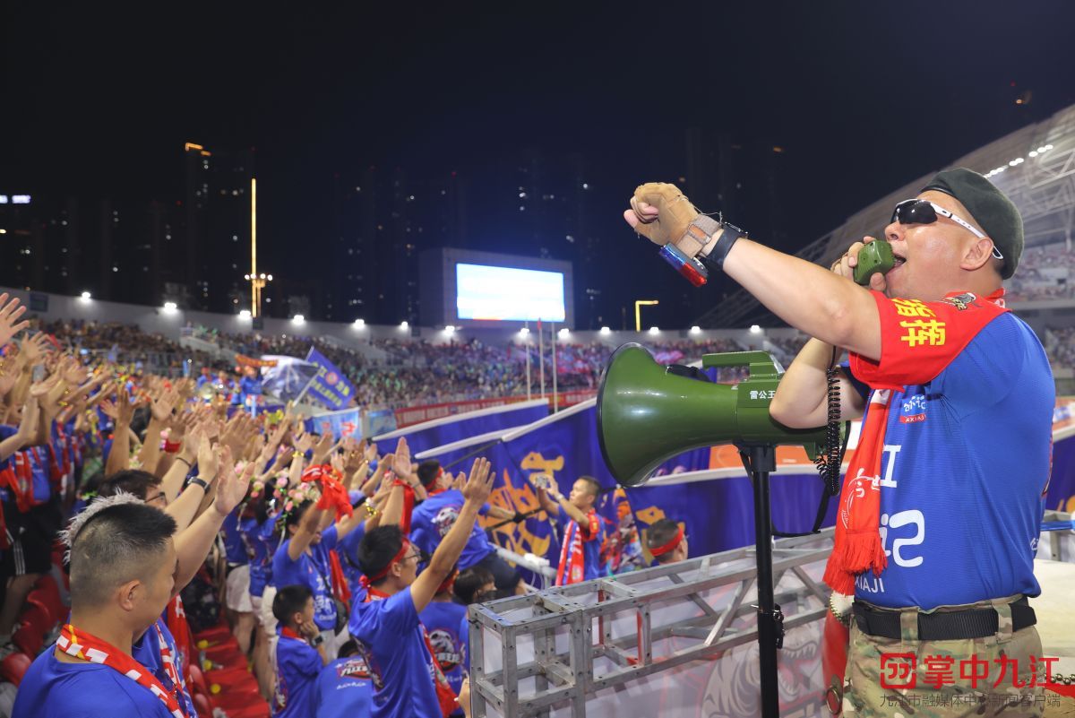 球迷对比赛再次燃动热情(球迷们正在为队员们加油鼓劲)